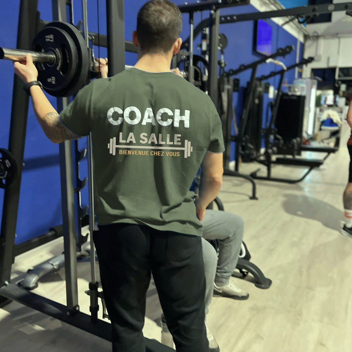 Coach pour vous guider sur le plateau musculation